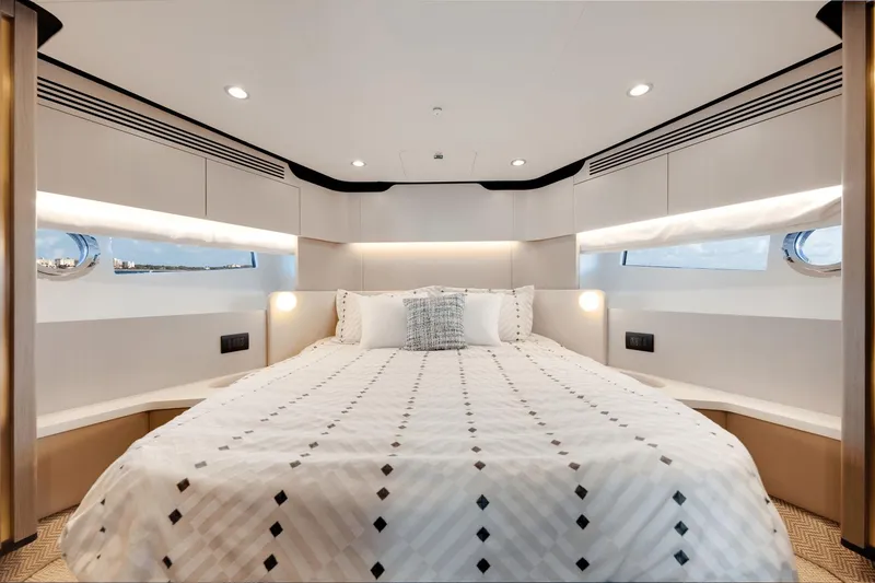 Slide: The Image of Azimut Fly 60 2025 - 34