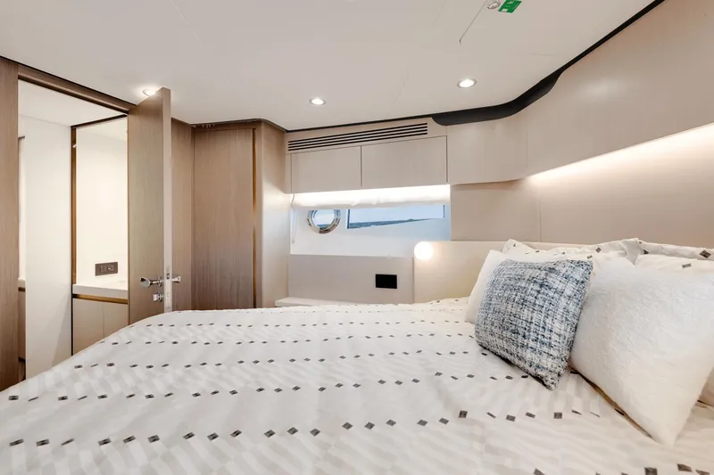 Slide: The Image of Azimut Fly 60 2025 - 36