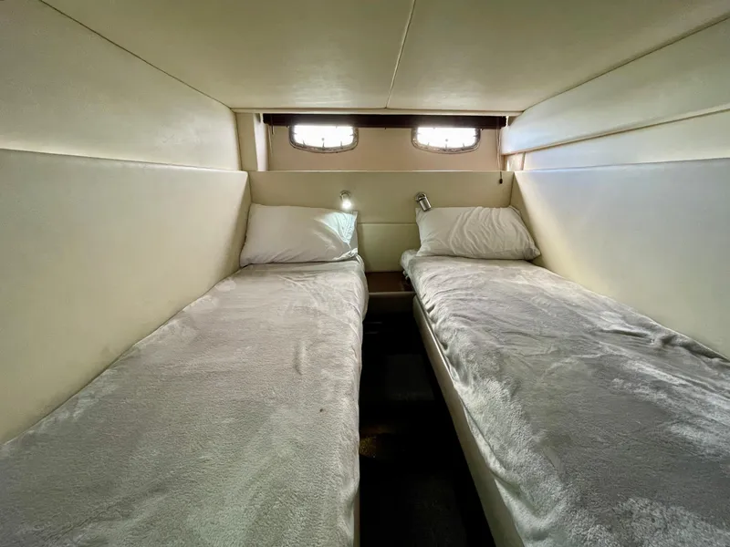 Slide: The Image of Twin beds in the 2009 Sea Ray 470 Sundancer cabin. - 42