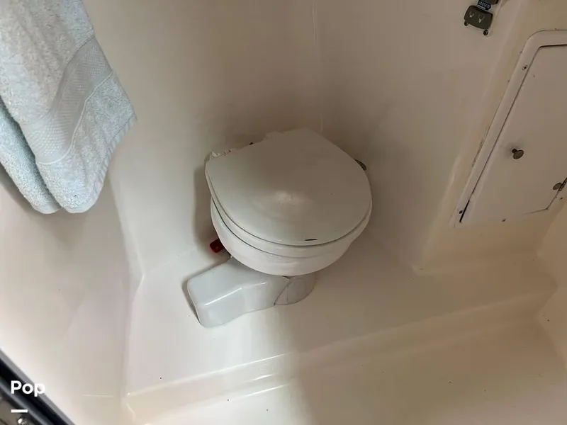 Slide: The Image of 2006 Rinker 320 EC for sale in Stamford, CT - 31