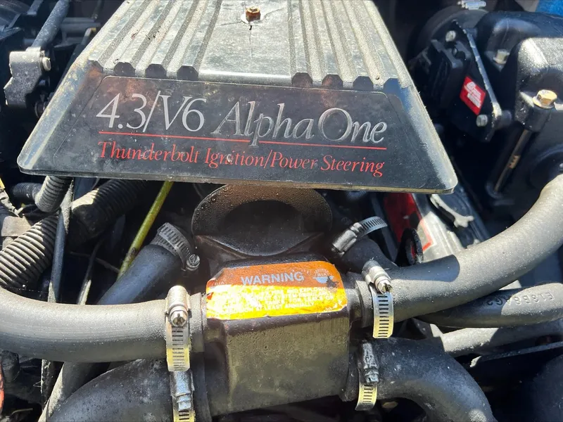 Slide: The Image of 1988 Sea Ray Sierra engine, 4.3 V6 Alpha One, Thunderbolt Ignition, Power Steering. - 9