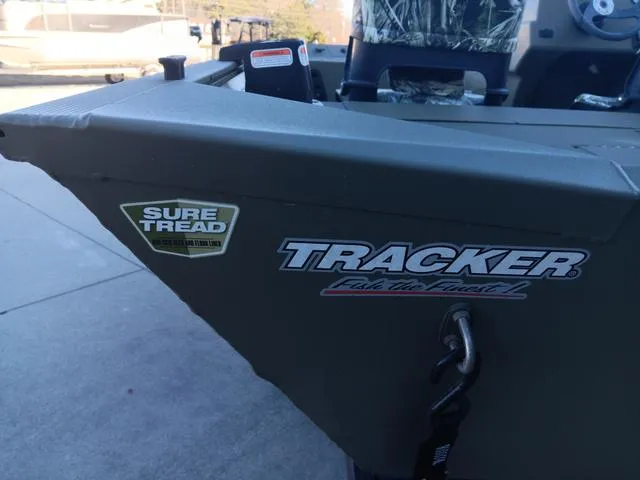 Slide: The Image of Tracker Grizzly 1754 SC 2024 - 10