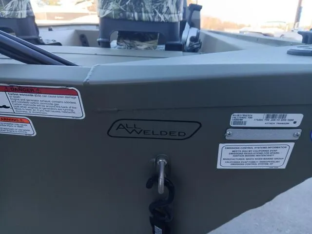 Slide: The Image of Tracker Grizzly 1754 SC 2024 - 11