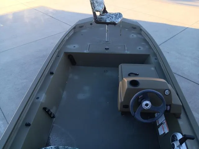 Slide: The Image of Tracker Grizzly 1754 SC 2024 - 12