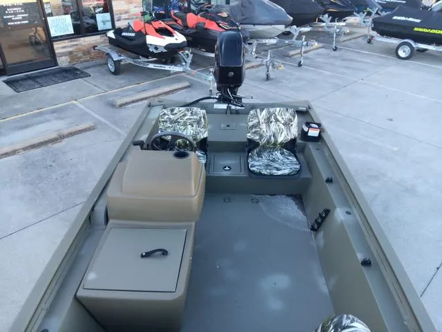 Slide: The Image of Tracker Grizzly 1754 SC 2024 - 15