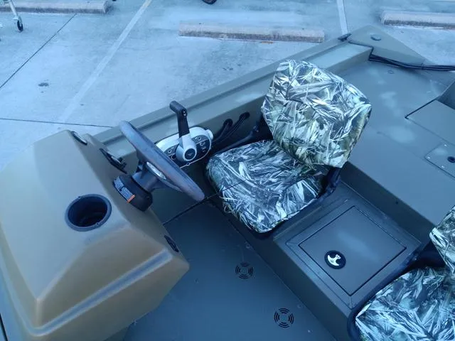 Slide: The Image of Tracker Grizzly 1754 SC 2024 - 16