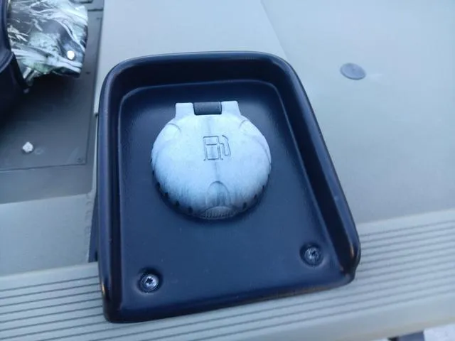 Slide: The Image of Tracker Grizzly 1754 SC 2024 - 25