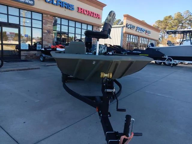 Slide: The Image of Tracker Grizzly 1754 SC 2024 - 3