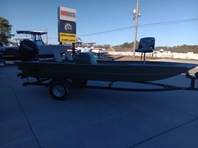 Slide: The Image of Tracker Grizzly 1754 SC 2024 - 6