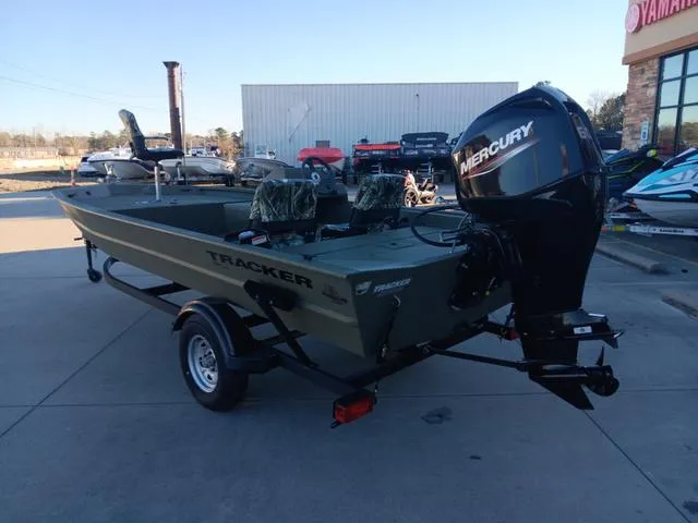 Slide: The Image of Tracker Grizzly 1754 SC 2024 - 9