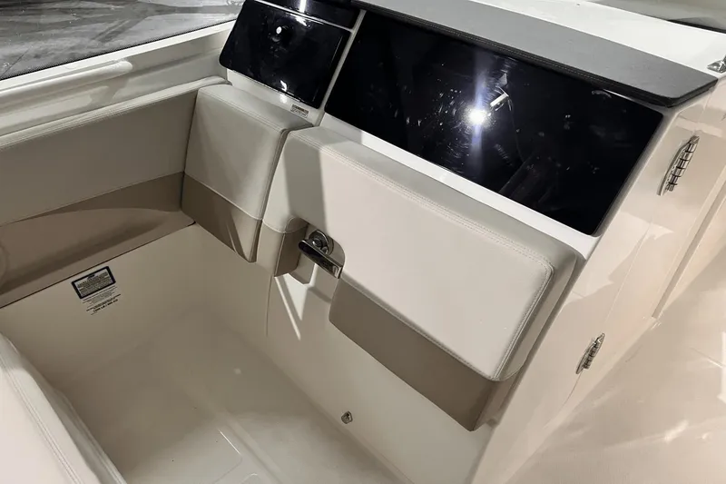 Slide: The Image of Boston Whaler 280 Vantage 2025 - 13