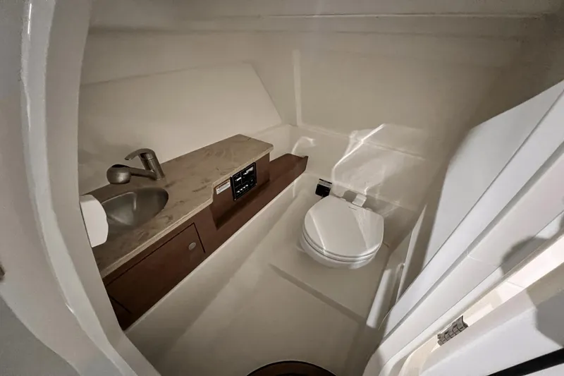 Slide: The Image of Boston Whaler 280 Vantage 2025 - 14