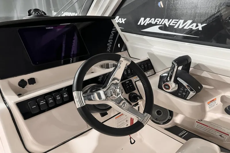 Slide: The Image of Boston Whaler 280 Vantage 2025 - 17