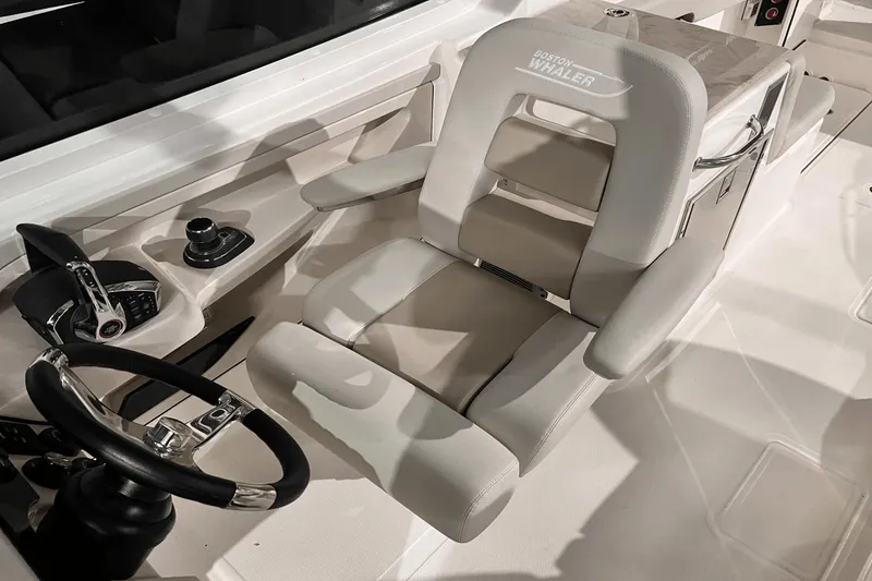 Slide: The Image of Boston Whaler 280 Vantage 2025 - 18
