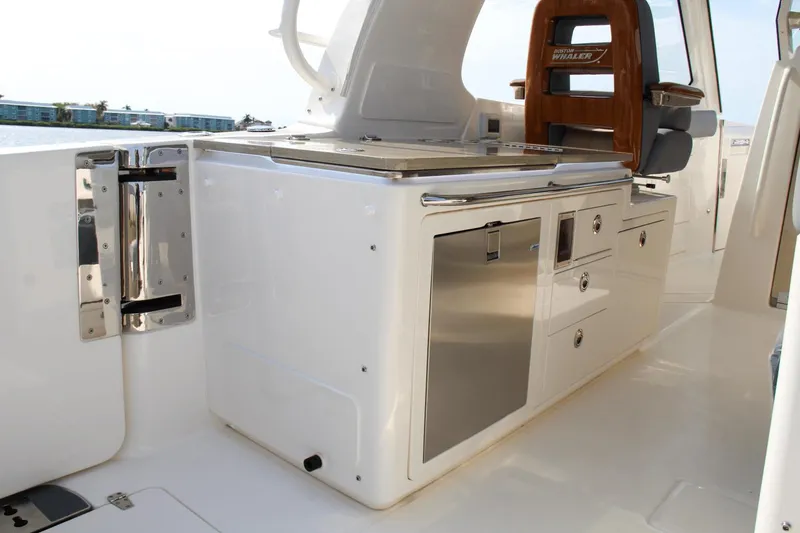 Slide: The Image of Boston Whaler 380 Realm 2025 - 29