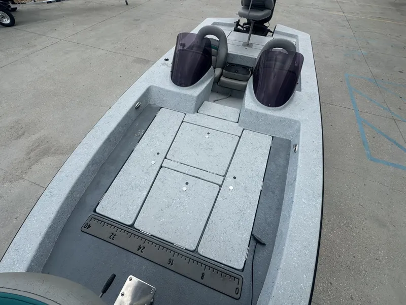 Slide: The Image of 1998 ROCKET 20 DC boat with dual consoles and storage compartments. - 11