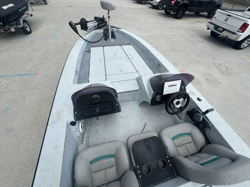 Slide: The Image of 1998 ROCKET 20 DC boat interior with steering wheel and seating. - 12