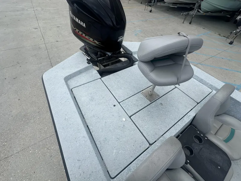 Slide: The Image of 1998 ROCKET 20 DC boat with Yamaha outboard motor and seating. - 4