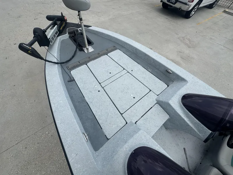 Slide: The Image of 1998 ROCKET 20 DC boat deck with trolling motor and storage compartments. - 8