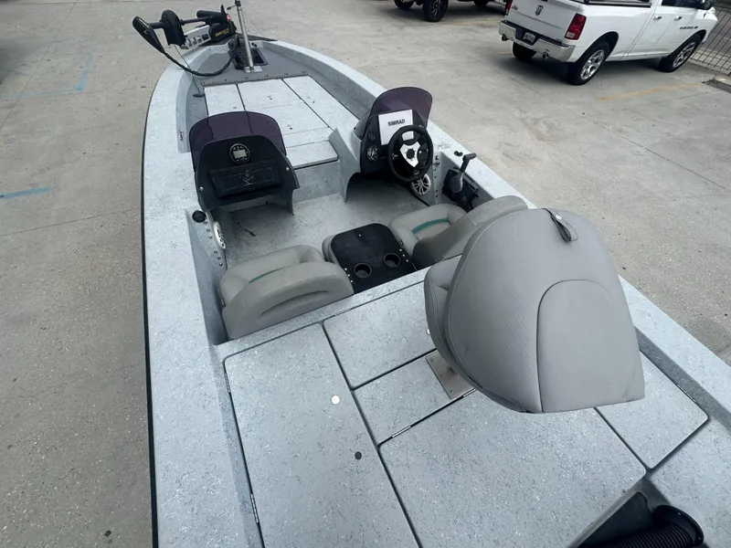 Slide: The Image of 1998 ROCKET 20 DC boat interior with steering wheel and seating. - 9
