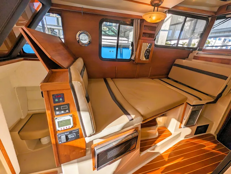 Slide: The Image of Ranger Tug R-31 CB 2018 - 13