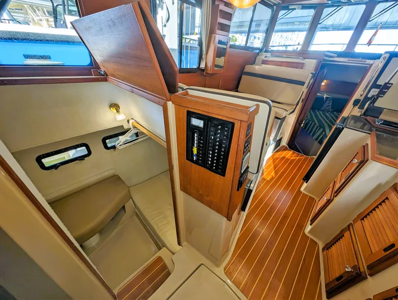 Slide: The Image of Ranger Tug R-31 CB 2018 - 22