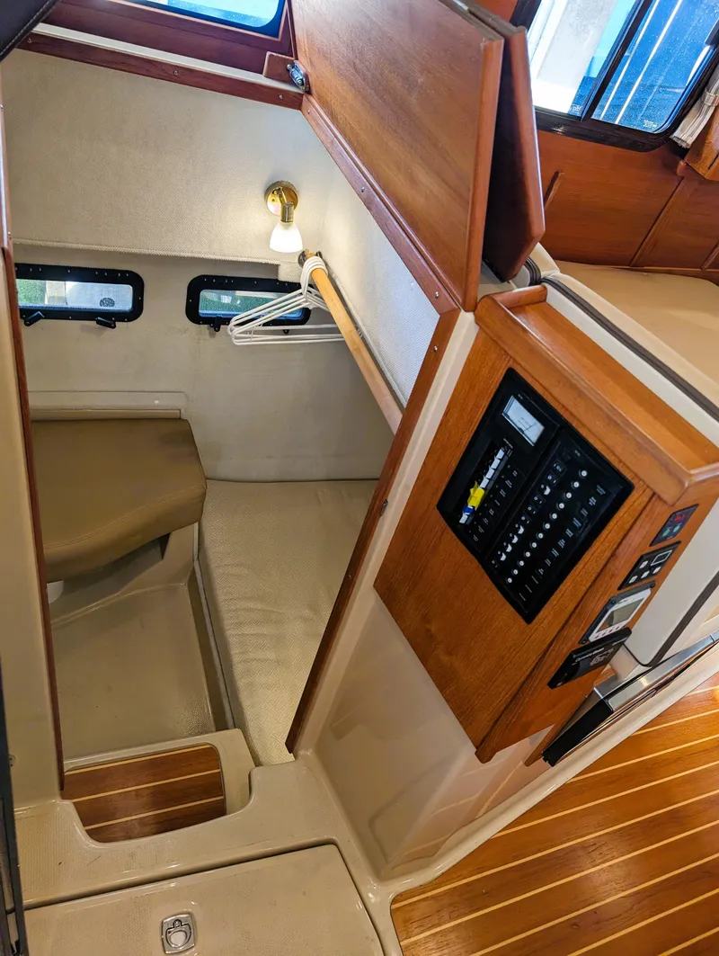 Slide: The Image of Ranger Tug R-31 CB 2018 - 23