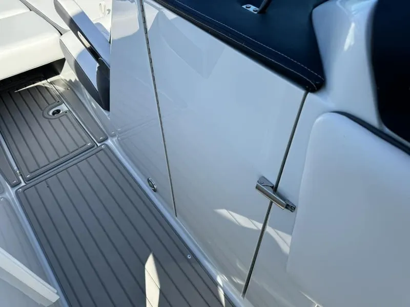 Slide: The Image of Crownline Boats 330 XSS 2025 - 21