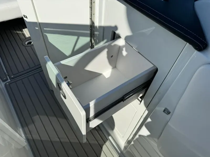 Slide: The Image of Crownline Boats 330 XSS 2025 - 41