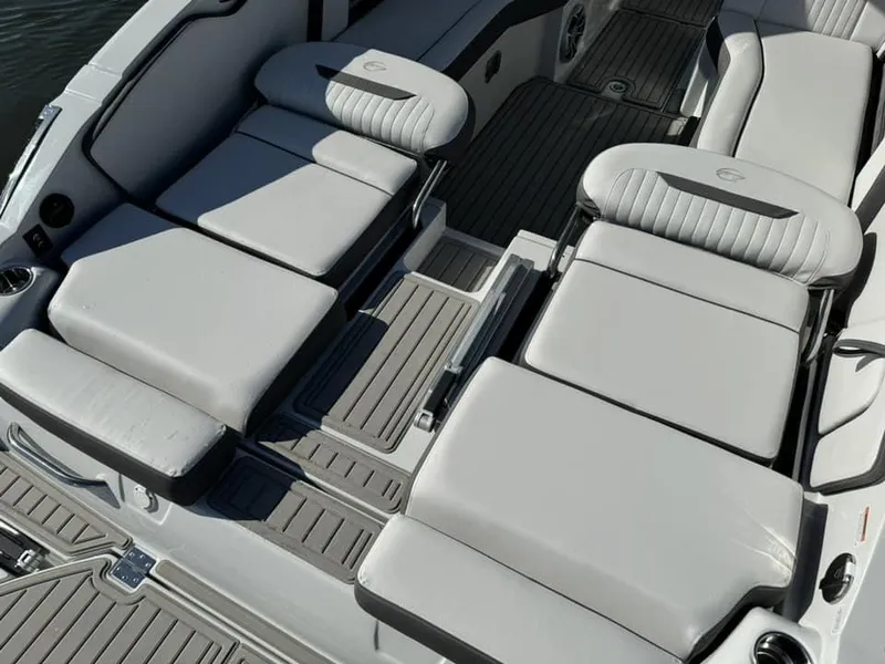 Slide: The Image of Crownline Boats 330 XSS 2025 - 44