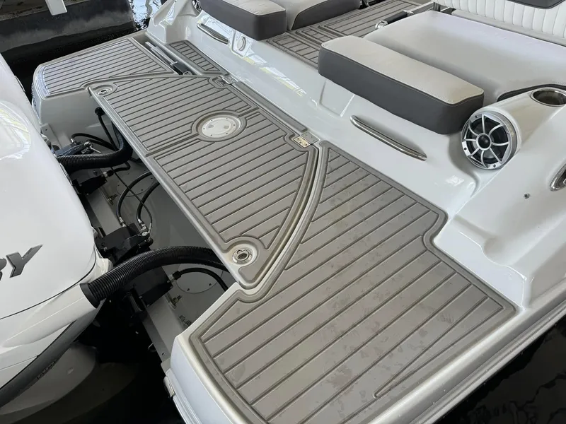 Slide: The Image of Crownline Boats 330 XSS 2025 - 49