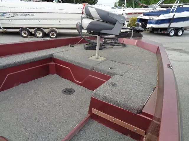 Slide: The Image of 1987 Venture Bass Boat 18 with gray carpeted deck and swivel seat. - 8