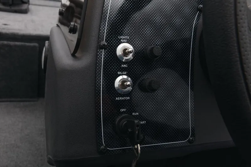 Slide: The Image of Tracker Bass Tracker Classic XL 2024 - 25