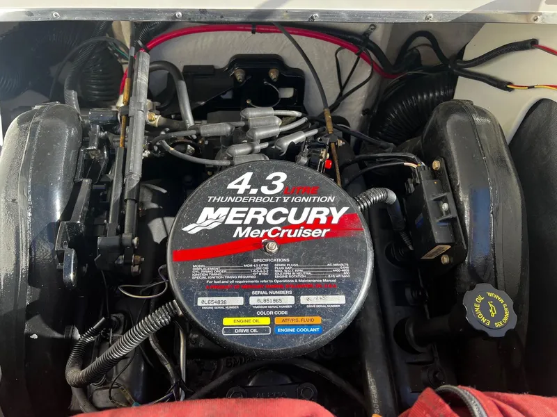 Slide: The Image of Sea Ray 185 Bow Rider 2000 with MerCruiser 4.3L engine. - 10