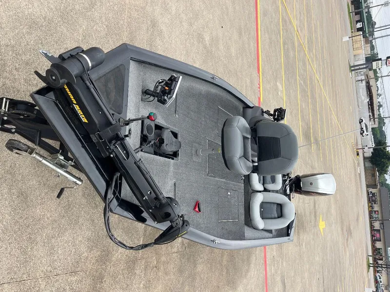 Slide: The Image of 2018 Tracker Pro Team 190 fishing boat with seating and equipment. - 26