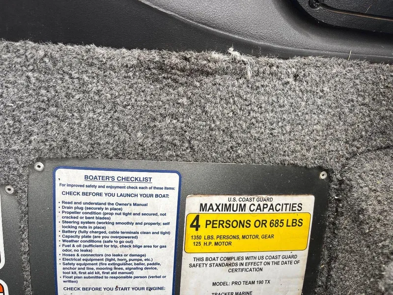 Slide: The Image of 2018 Tracker Pro Team 190 capacity and safety labels - 45