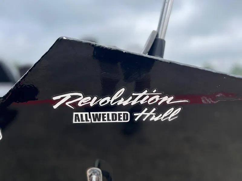 Slide: The Image of 2018 Tracker Pro Team 190 boat with Revolution all-welded hull. - 48