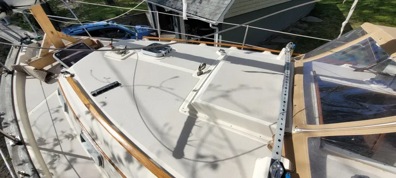 Slide: The Image of 1986 Island Packet 27 Sloop deck view with rigging and hatch details. - 39