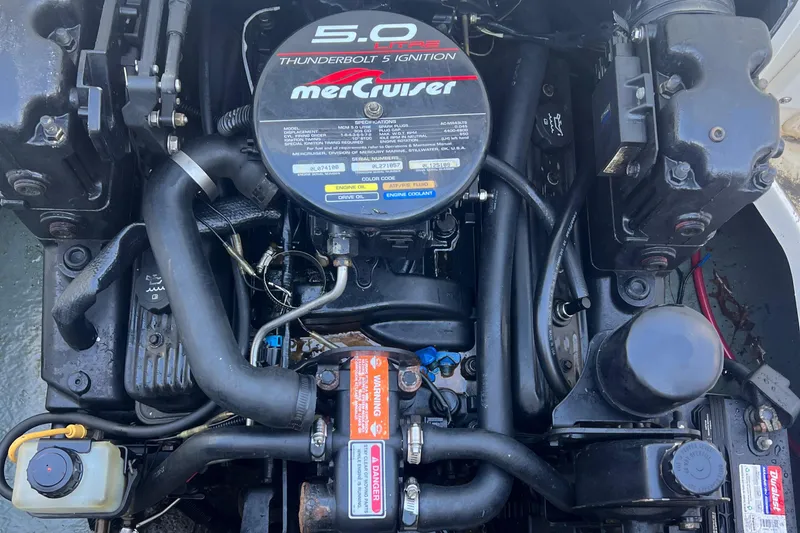 Slide: The Image of Engine of a 1998 Sea Ray 210 Cuddy Cabin with MerCruiser 5.0 Thunderbolt ignition. - 25