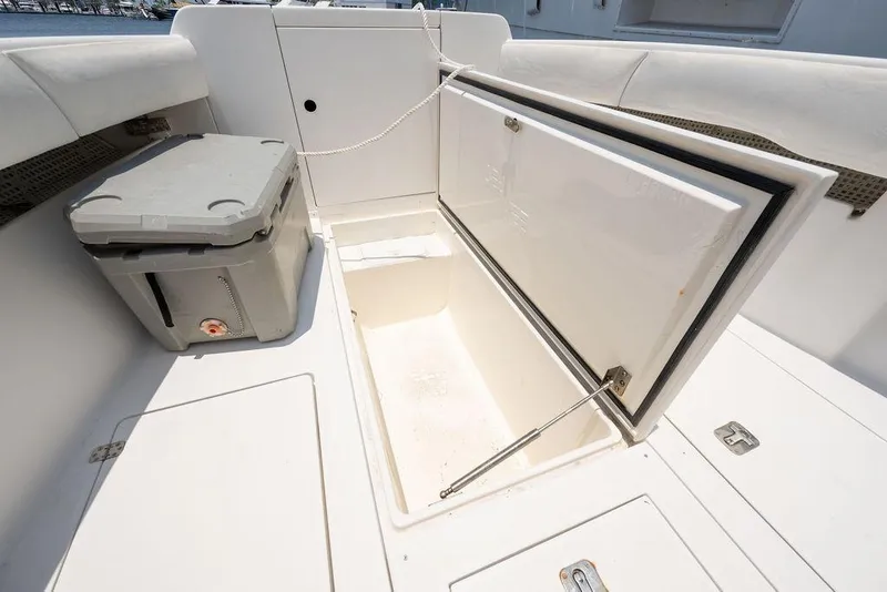 Slide: The Image of SeaVee Inboard 2006 - 24