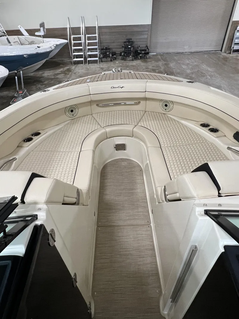 Slide: The Image of Chris-Craft 31 GT 2024 - 10