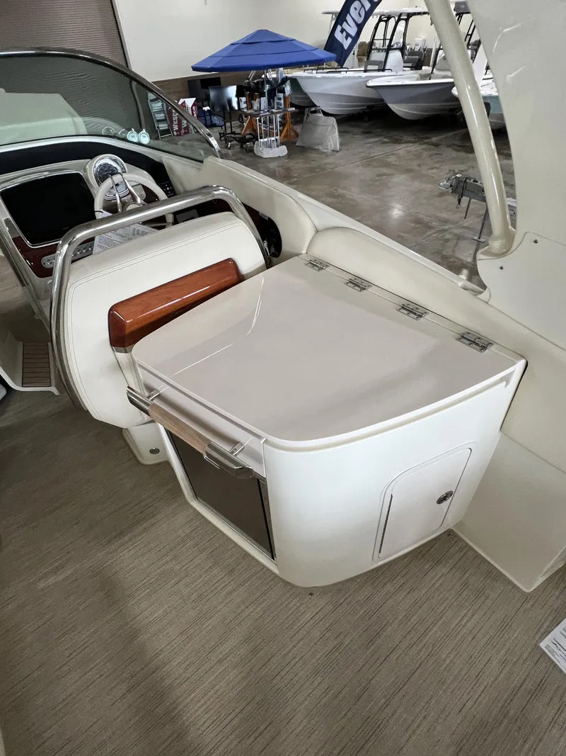 Slide: The Image of Chris-Craft 31 GT 2024 - 14