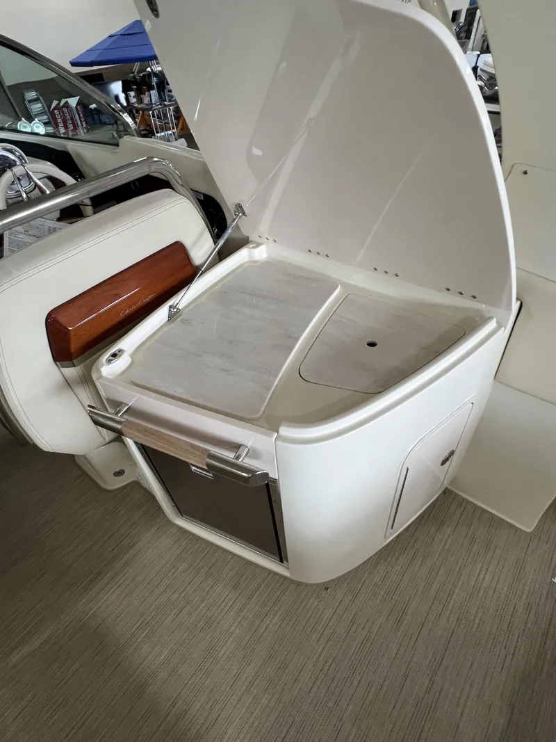 Slide: The Image of Chris-Craft 31 GT 2024 - 15