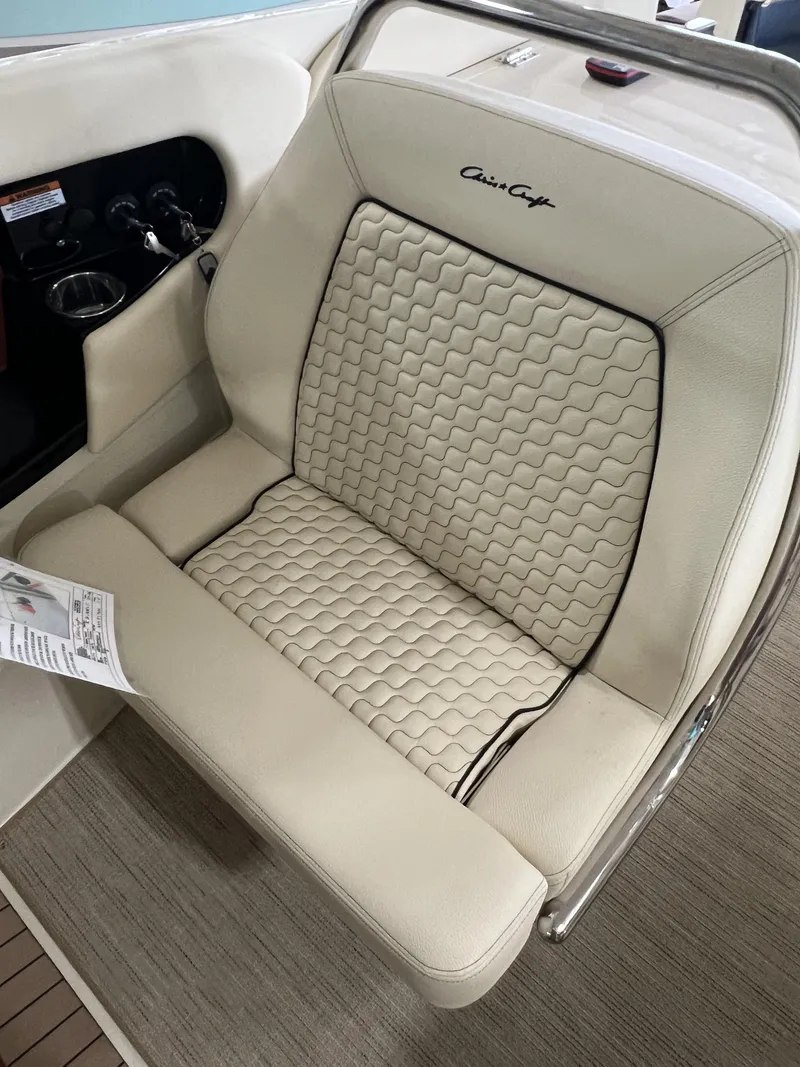 Slide: The Image of Chris-Craft 31 GT 2024 - 7