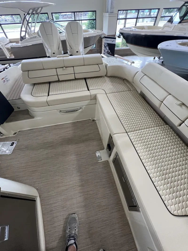 Slide: The Image of Chris-Craft 31 GT 2024 - 8