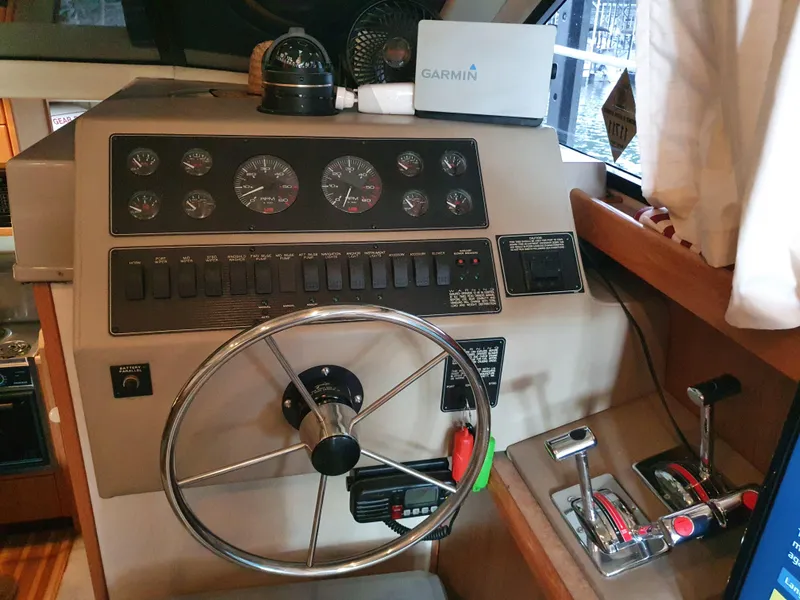 Slide: The Image of Bayliner 3388 Command Bridge 2000 - 20