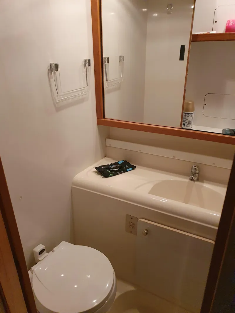 Slide: The Image of Bayliner 3388 Command Bridge 2000 - 32