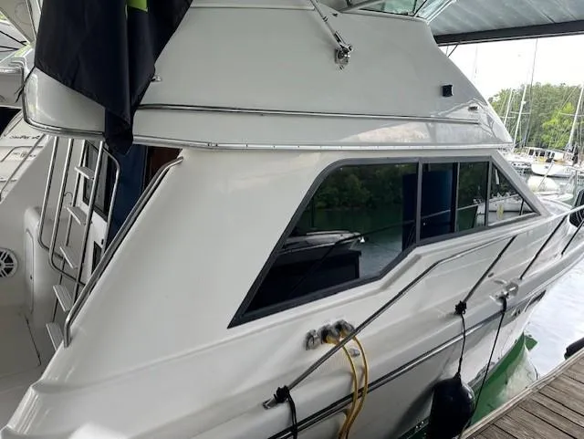 Slide: The Image of Bayliner 3388 Command Bridge 2000 - 6