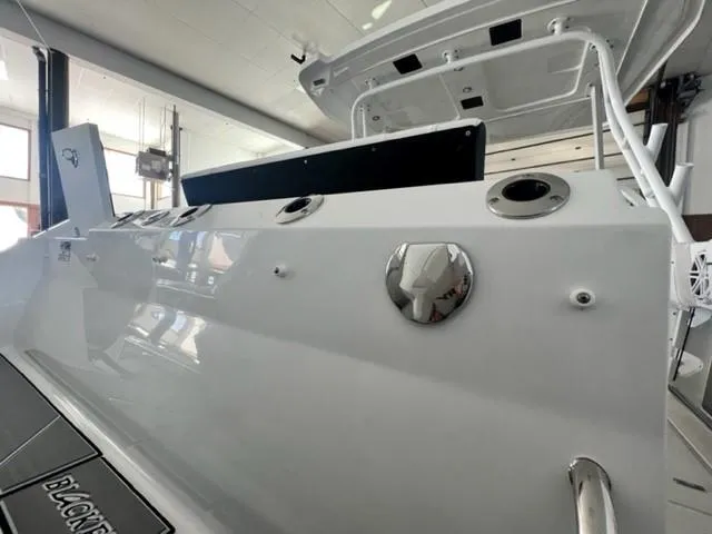 Slide: The Image of 2024 Blackfin 252 DC boat side view in showroom. - 18