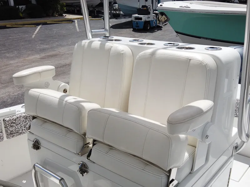 Slide: The Image of 2005 Regulator 32 Forward Seating boat with white cushioned seats and armrests. - 34